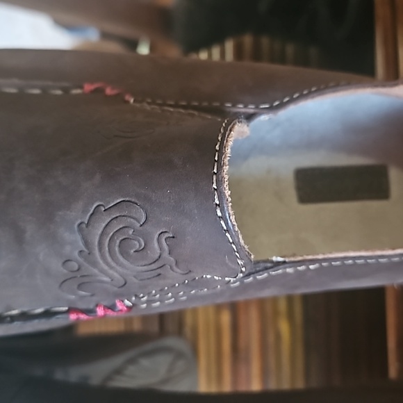 $140 9 Tooled Leather Olukai Korean Slip-ons as if new firm$ - Picture 8 of 14